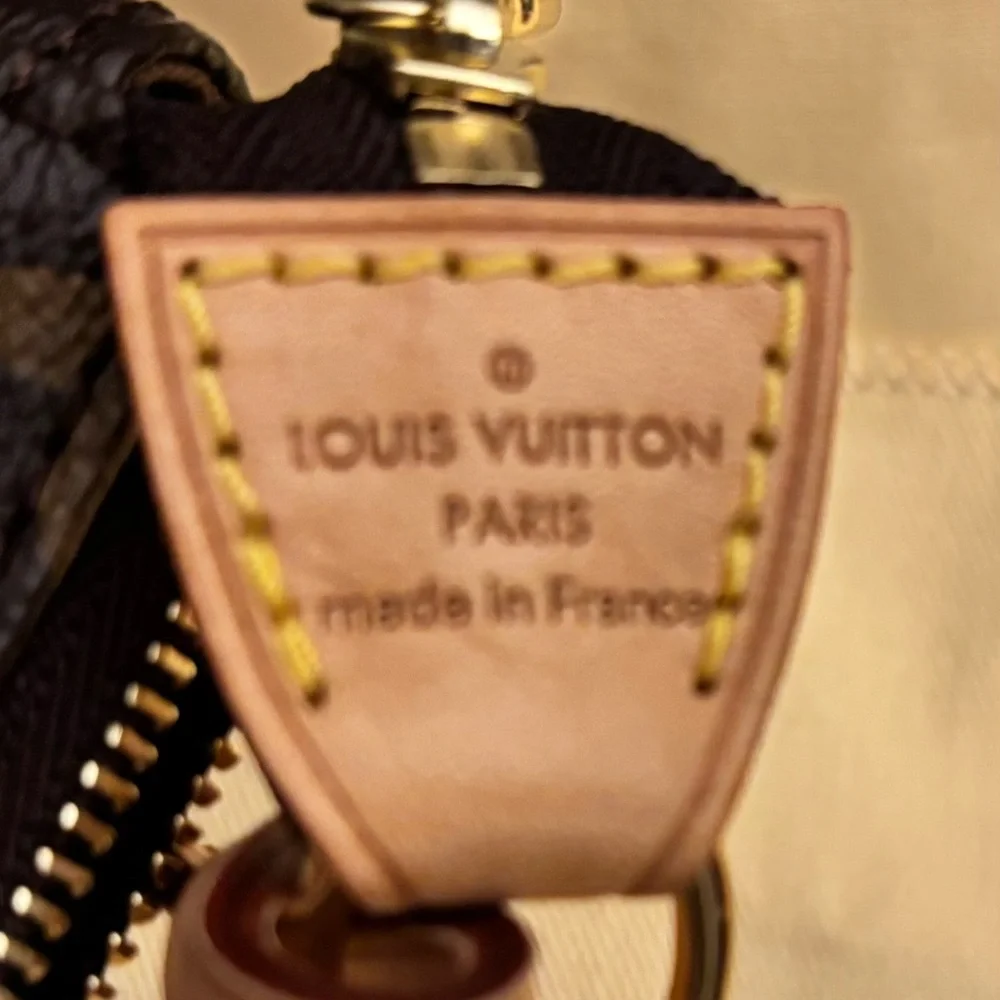 Brand new LV pochette monogram purse - Picture 4 of 10